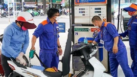 Giá xăng giảm mạnh, xuống dưới mốc 20.000 đồng/lít