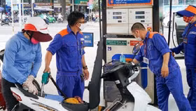 Giá xăng giảm mạnh, xuống dưới mốc 20.000 đồng/lít