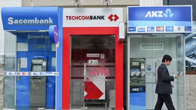 Mỗi thẻ ATM “gánh” 20-25 loại phí, ngân hàng nói gì?