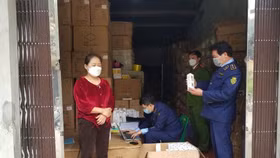 Khám kho hàng, QLTT Lạng Sơn phát hiện hàng chục nghìn sản phẩm không rõ nguồn gốc