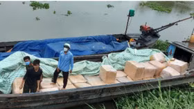 Tạm giữ 2 xuồng máy không chủ chở nhiều thiết bị điện tử không rõ nguồn gốc