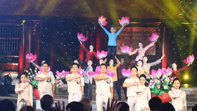 Xúc động cầu truyền hình đặc biệt "Hồ Chí Minh - Sáng ngời ý chí Việt Nam"