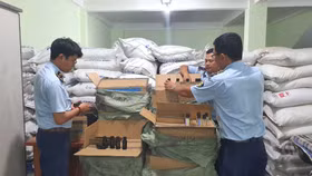 Phú Yên tạm giữ 3.200 chai nước hoa và nhiều loại hàng hoá có dấu hiệu vi phạm