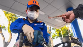 Giá xăng tiếp tục giảm thêm 900 đồng một lít
