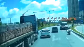 Bất cẩn, lấn làn, taxi bị đâm xoay trên đường