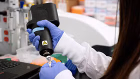 Phát triển vắc xin chống Covid-19: Ván bài "tỷ đô" của các chính phủ, tập đoàn dược