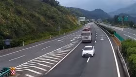 Dừng đột ngột để chuyển làn trên cao tốc, sedan bị đâm kinh hoàng