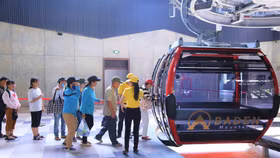 Sau khai trương, du khách nườm nượp đổ về đỉnh Bà Đen