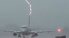 Cận cảnh máy bay bị sét đánh trúng trên đường băng