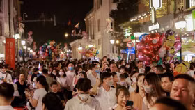 Phố đi bộ Hồ Gươm đông kín người ngày nghỉ lễ