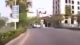 Mất lái, đâm đổ trụ điện, tài xế văng ra ngoài