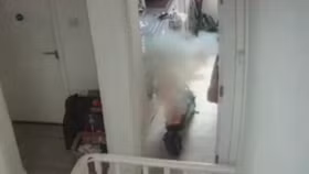 Xe điện phát nổ khi sạc pin trong bếp