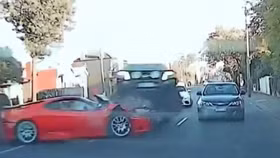 “Siêu xe” Ferrari nát đầu sau khi húc bay Nissan