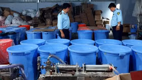 Bắt quả tang xưởng sản xuất dầu gội, sữa tắm giả cực lớn tại TP. Hồ Chí Minh