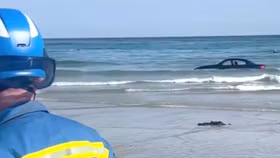 Xe sang BMW “bồng bềnh”... trên biển