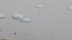 Iran lần đầu tiên diễn tập đổ bộ đường không tấn công đánh chiếm bờ biển