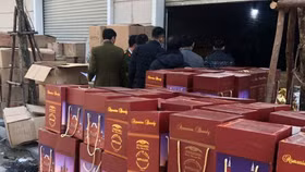 Bắt giữ vụ sang chiết rượu lớn tại Hà Nội