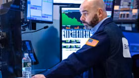 Thị trường thế giới lao dốc sau tin tức Nga tấn công Ukraine