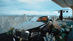 Độc lạ Trung Quốc: Tỷ phú kéo Rolls-Royce Ghost lên penthouse tầng 44... để trưng bày