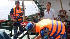 Bắt giữ 1 tàu không số hiệu chở gần 20.000 lít dầu DO có dấu hiệu vi phạm