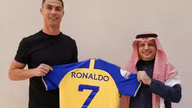 Cristiano Ronaldo ký hợp đồng với Al Nassr của Ả Rập Xê Út nhận lương kỷ lục