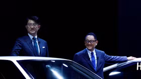 Giám đốc Lexus tiếp quản Toyota khi cháu trai người sáng lập từ chức