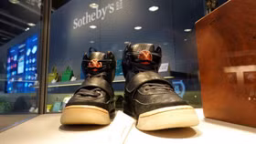 Đôi Nike của rapper Kanye West đạt kỷ lục gần 2 triệu USD