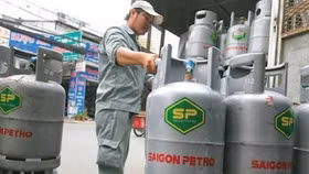 Giá gas “đổ đèo” giảm mạnh 22.500 đồng/kg