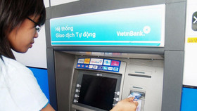 Vì sao các vụ mất tiền trong thẻ ATM thường xảy ra lúc nửa đêm?