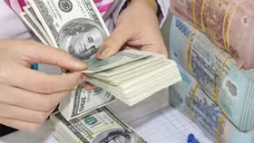 Giá bán USD tăng nhẹ nhưng thị trường tự do lại giảm
