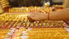 Đồng USD chịu sức ép, giá vàng quay trở lại mốc 2.000 USD