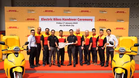 DHL Express bổ sung 10 xe máy điện vào danh mục các phương tiện giao nhận “xanh” tại Việt Nam