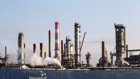 Giá dầu giảm gần 8%, đồng USD tăng vọt sau báo cáo việc làm của Hoa Kỳ