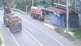 Mất lái xe tải đâm sập quán ven đường