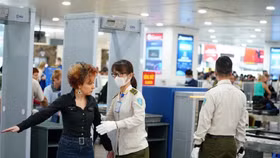 Siết chặt kiểm soát bắt buộc đeo khẩu trang tại các sân bay
