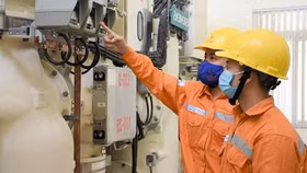 Yêu cầu đảm bảo cung ứng đủ điện cho sản xuất, kinh doanh và tiêu dùng