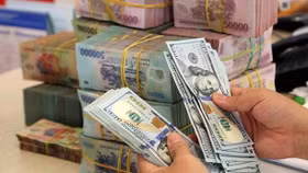 Giá USD “chợ đen” vượt mốc 24.000 đồng