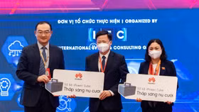 Huawei Việt Nam trao tặng 100 bộ thiết bị trạm sạc dự phòng di động cho các điểm trường vùng sâu vùng xa