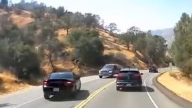 Sedan đâm trực diện bán tải khi vào cua