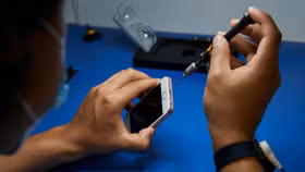 Apple sẽ cung cấp các thiết bị thay thế, cho phép người dùng tự sửa chữa iPhone, Macbook tại nhà