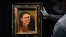 Bức tự hoạ của Frida Kahlo phá vỡ các kỷ lục đấu giá