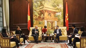 Bộ TT&TT đề nghị Apple tạo điều kiện phát triển các doanh nghiệp phụ trợ tại Việt Nam