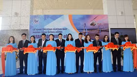 Khai trương đường bay ngắm cảnh sông Hồng