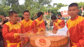 Vinh danh và trao bằng chứng nhận xác lập kỷ lục cho “Cặp bánh trung thu lớn nhất Việt Nam”