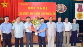 Công bố và trao quyết định về công tác cán bộ tại 6 địa phương