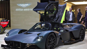 Siêu phẩm Aston Martin Valkyrie 75 tỷ đồng vừa ra mắt có những gì?