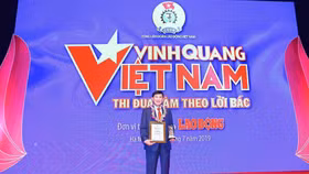 Ông Johnathan Hạnh Nguyễn được vinh danh tại Giải thưởng “Vinh Quang Việt Nam”