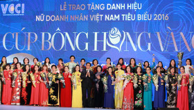 100 nữ doanh nhân nhận Cúp Bông hồng vàng 2016