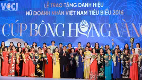100 nữ doanh nhân nhận Cúp Bông hồng vàng 2016
