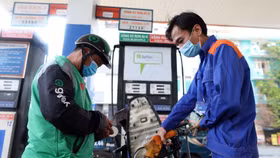 Giá xăng chính thức giảm hơn 3.000 đồng/lít